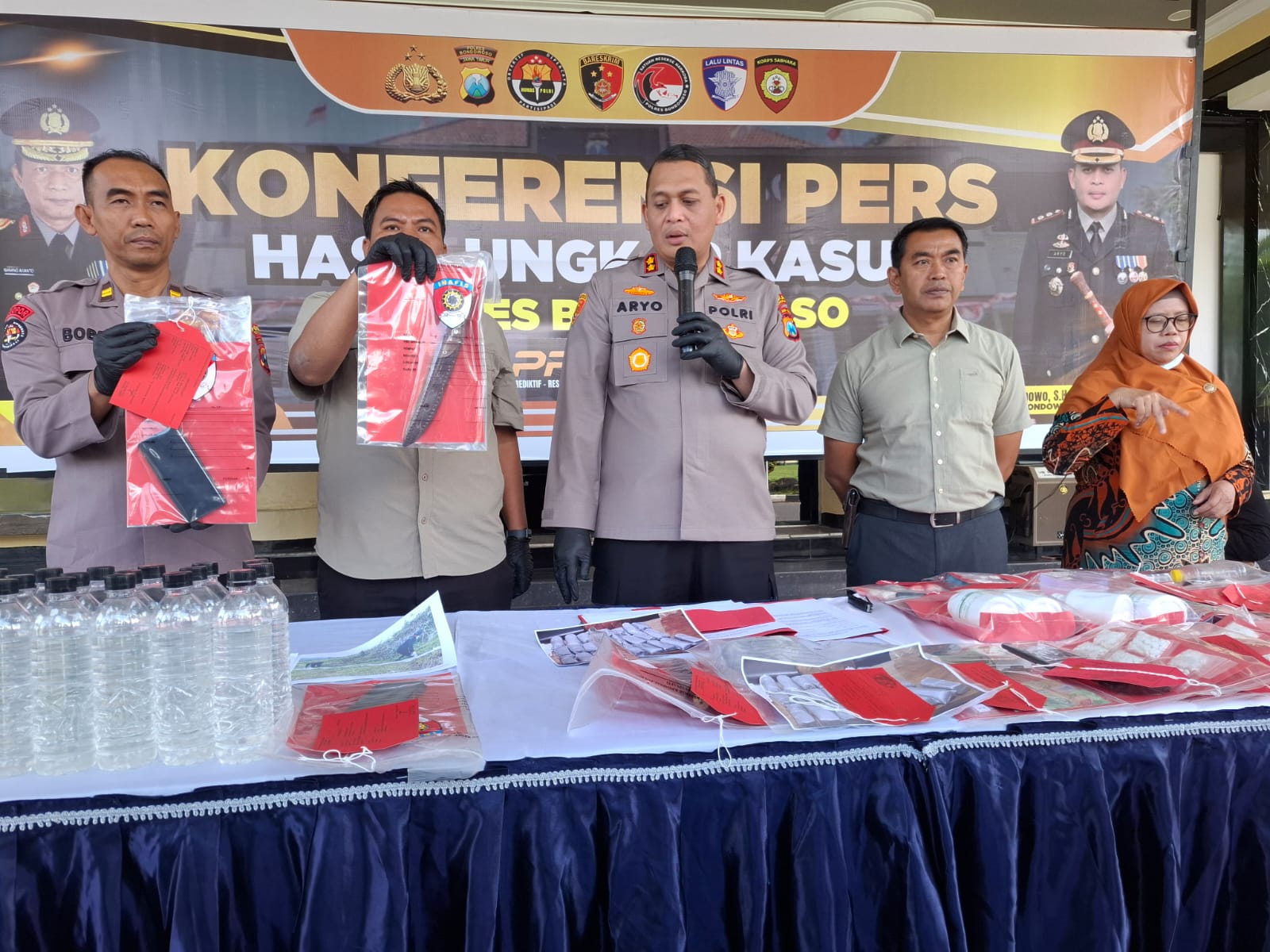 DIAMANKAN: Kapolres Bondowoso, AKBP Aryo Dwi Wibowo bersama PJU Polres Bondowoso menunjukkan barang bukti yang disita selama operasi pekat.  