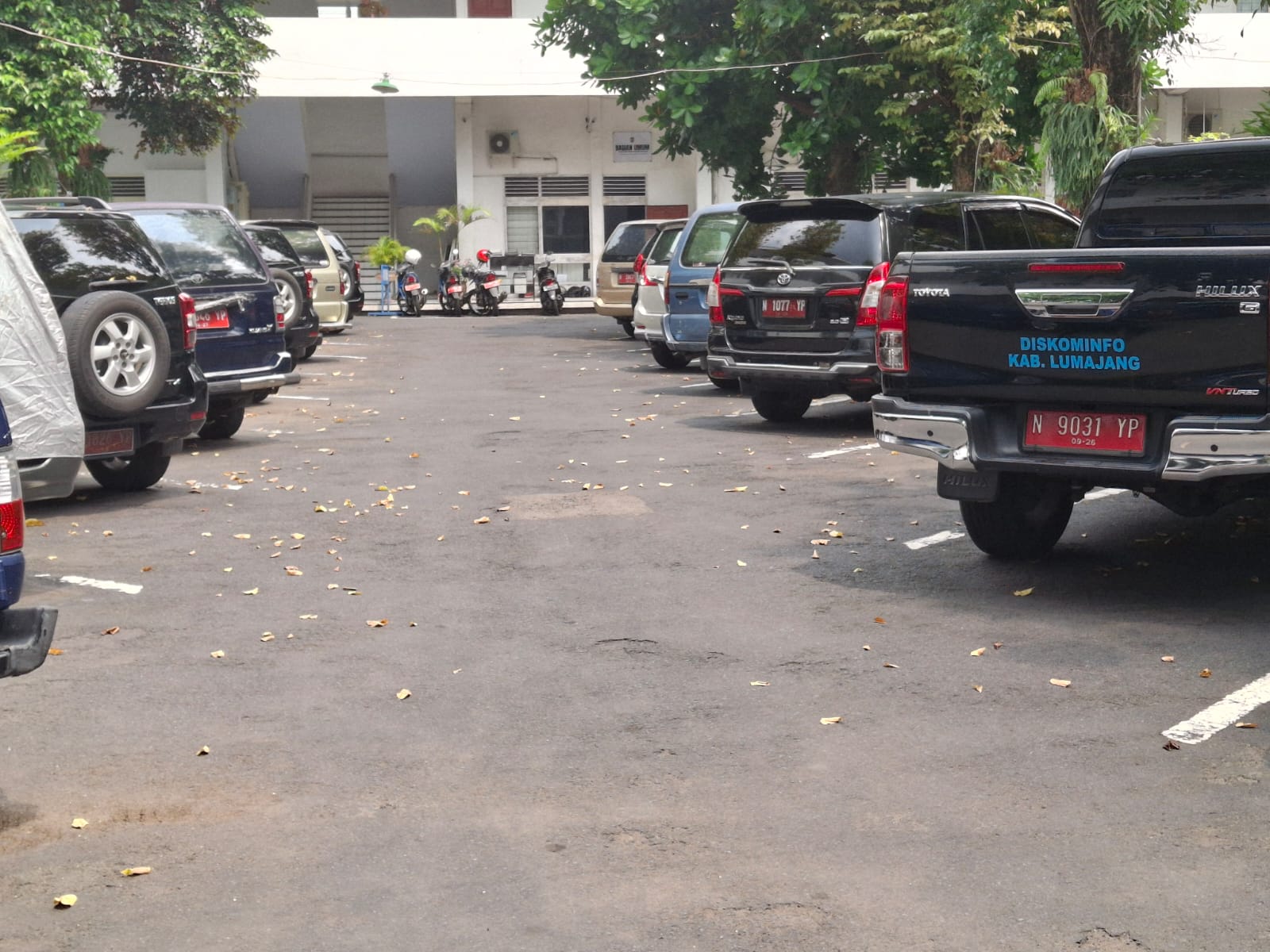 PARKIR: Penampakan mobil dinas yang terparkir di halaman kantor Pemkab Lumajang.(ATIEQSON MAR IQBAL/RAME)