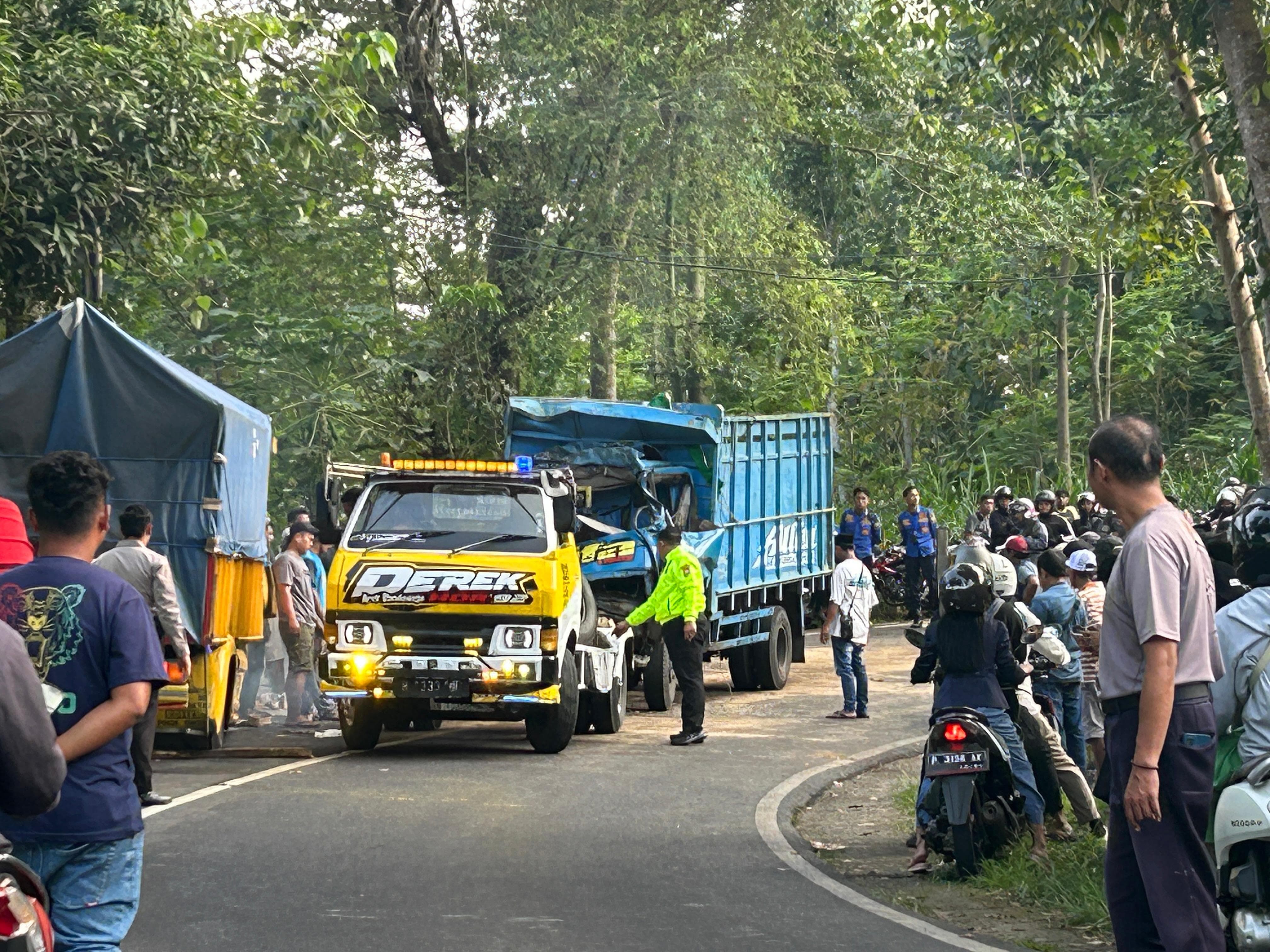 Laka lantas terjadi di jalan jalur Bondowoso - Besuki. Dikabarkan satu keluarga meninggal. (Istimewa)