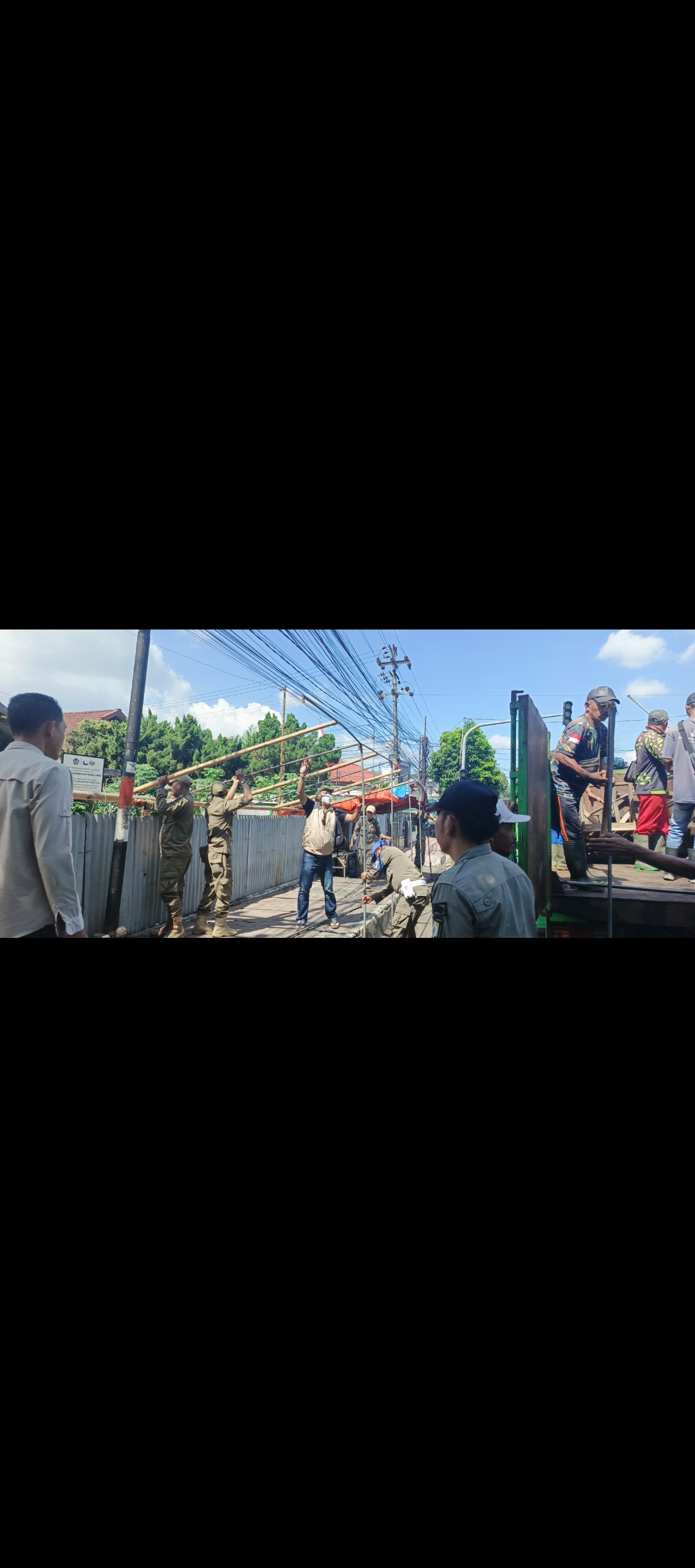 Personel gabungan saat melakukan penertiban lapak pedagang di sekitar ruas jalan Gajah Mada dan Hayam Wuruk, Jum'at (13/03), setelah sebelumnya melayangkan peringatan dan diabaikan. (Maulana/JPRJ)