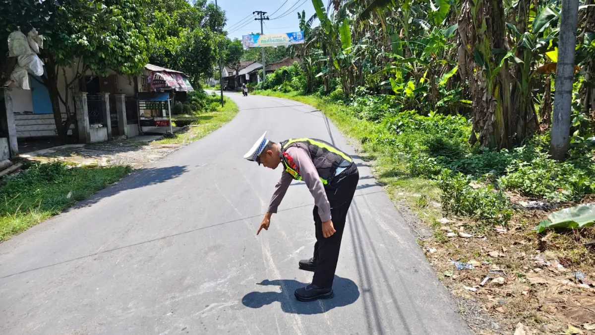 DATANGI LOKASI: Anggota Lakalantas Polres Jember saat mendatangi lokasi kecelakaan di Jalan Raya Desa/ Kecamatan Mayang pada Sabtu (14/3) pukul 08.00 Wib.
