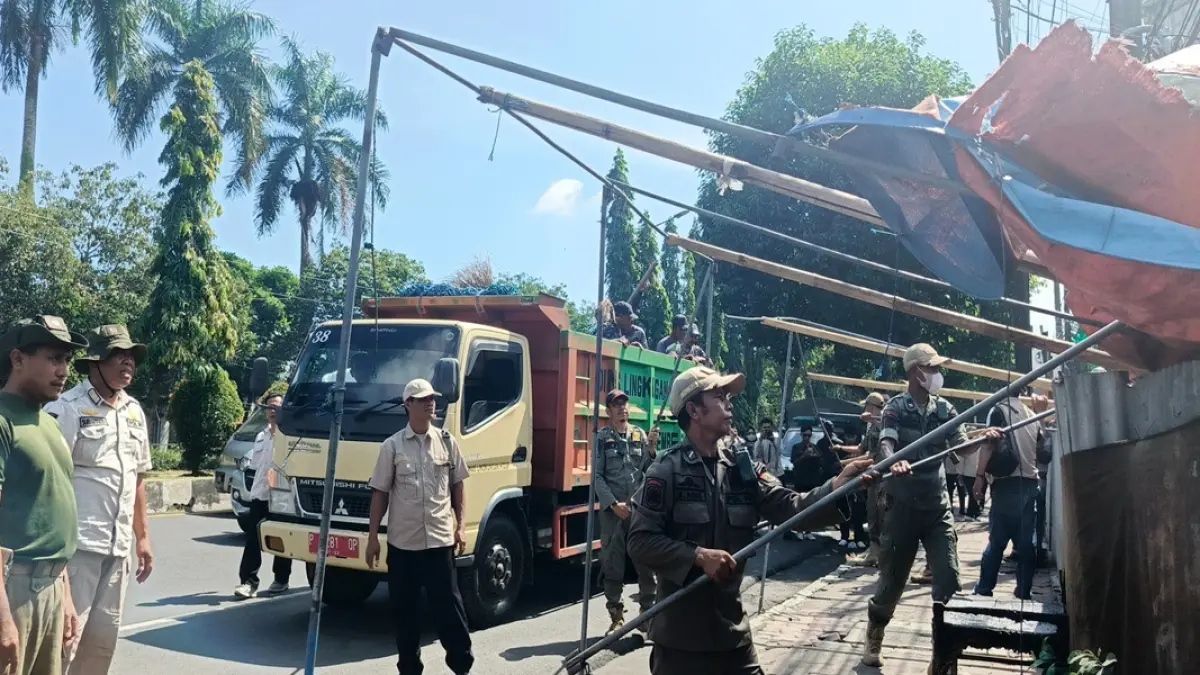 DITINDAK TEGAS: Personel gabungan saat melakukan penertiban lapak pedagang di sekitar ruas jalan Gajah Mada dan Hayam Wuruk, Jum