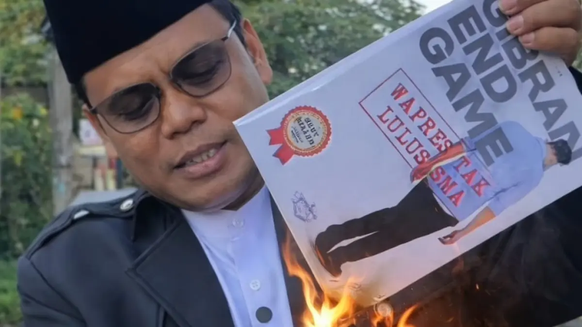 Kecewa Sama Rismon, Gus Nur Bakar Buku Gibran End Game
