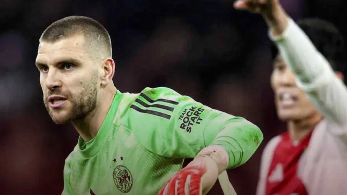 Kiper Timnas Indonesia Maarten Paes bersama Ajax