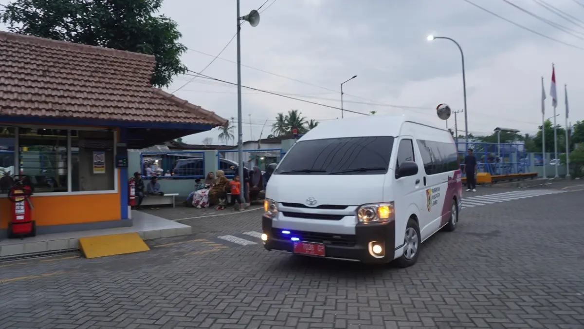 NAIK BARENG-BARENG: Mobil yang ditunggangi Gus Fawait, bersama sejumlah kepala ODP, saat kunjungan kerja, ke PT Nankai, Silo, Jember, Sabtu (14/3/2026) petang. (MAULANA/RADAR JEMBER)