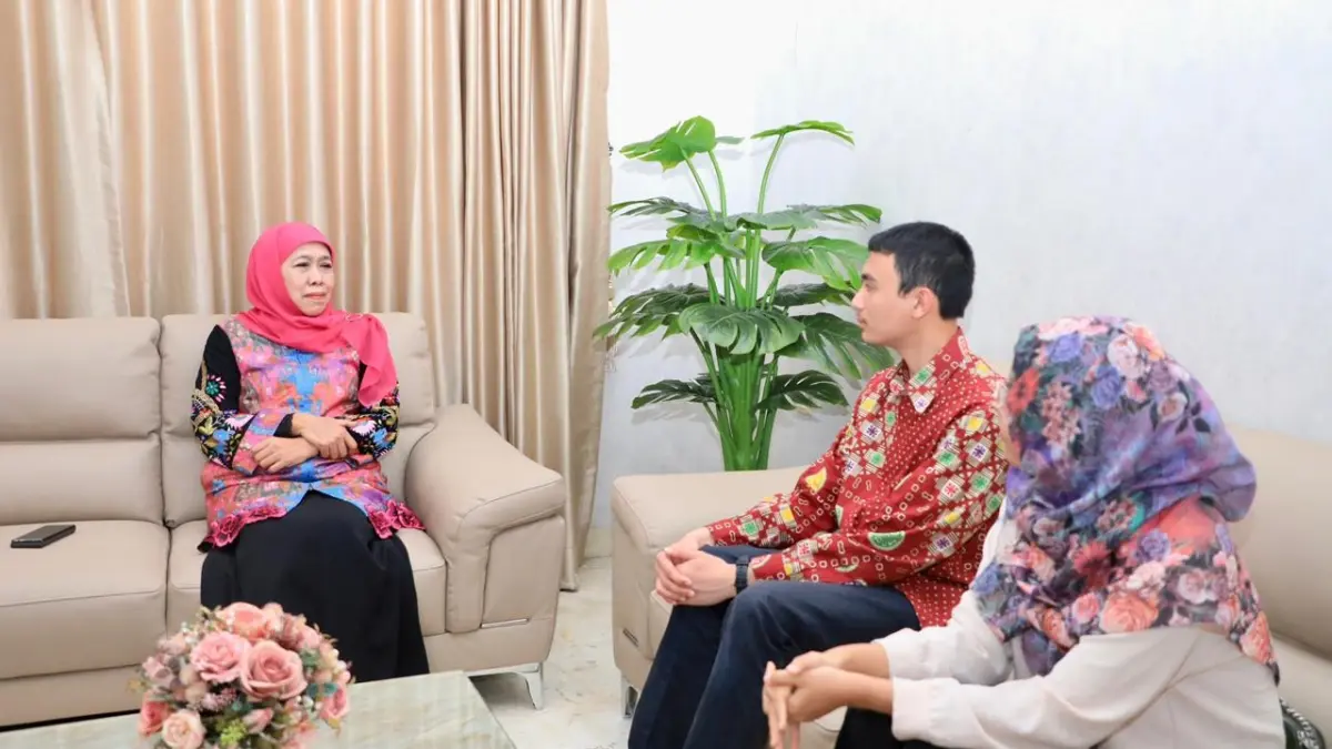 TIBA DI TANAH AIR: Khofifah menyambut Mahasiswa Jatim yang berhasil dievakuasi dari konflik bersenjata Timur Tengah dan tiba di Kantor PP Muslimat NU, Jakarta, Sabtu (14/3). (Dok. Pemprov Jatim)