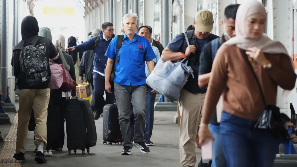 Suasana naik turunnya penumpang kereta di stasiun wilayah Daop 4 Semarang