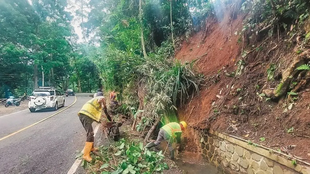 RAWAN BENCANA:&nbsp;Petugas PU Bina Marga bersama relawan Gumitir membersihkan sisa material longsor di Jalur Gumitir, November 2025 lalu. Jalur Gumitir pada mudik lebaran ini menjadi atensi BPBD karena menjadi titik rawan longsor dan pohon tumbang. (JUMAI/RADAR JEMBER)