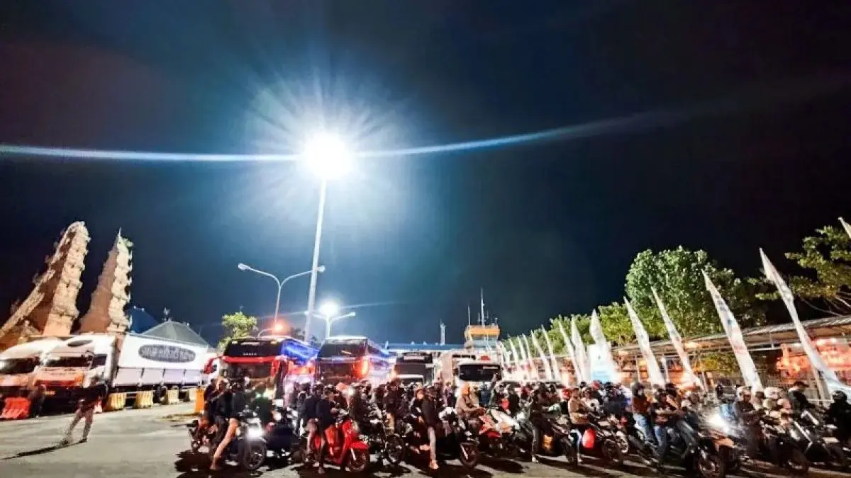 Antrean kendaraan roda dua dan empat di Pelabuhan Gilimanuk, Jembrana, Bali. Minggu (15/3/2026) malam, (Antara/Budi Candra)
