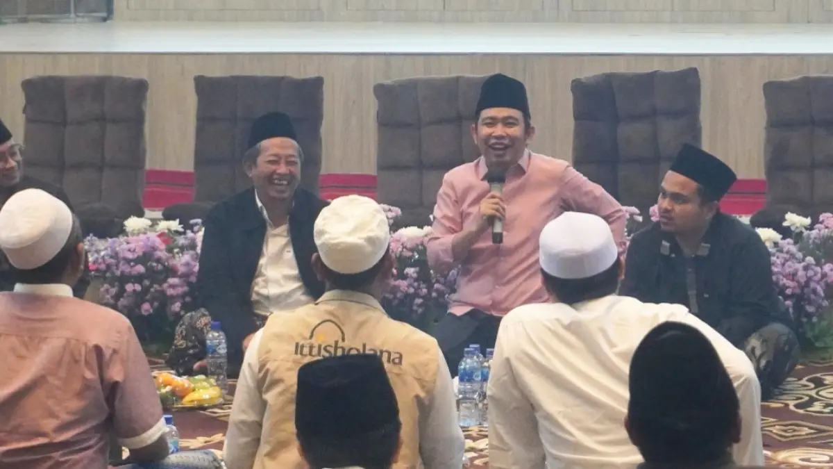 Gus Fawait bersama puluhan kiai, gus dan lora, saat sahur bersama pimpinan ponpes se-Jember, di pendapa Wahyawibawagraha, Minggu (15/03/2026) dini hari. (Maulana/Radar Jember)
