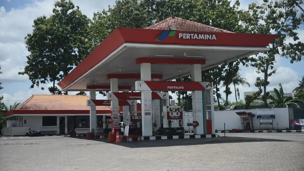 JADI SOROTAN: Police line yang sebelumnya menyegel SPBU Jalan Teuku Umar, Kelurahan Kebonsari, Kecamatan Sumbersari, sempat dibuka dan diganti dengan tali biasa, kemarin (16/3). (M ADHI SURYA/RADAR JEMBER)