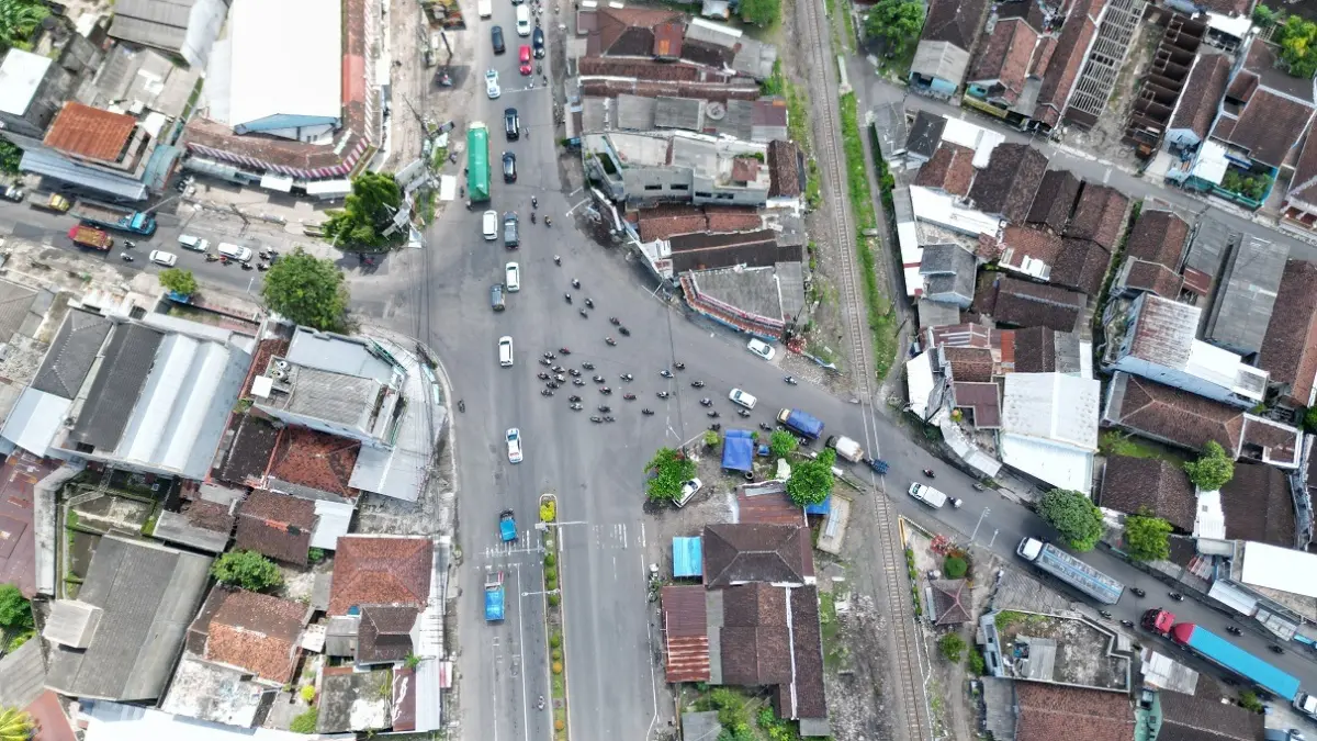 JANTUNG JEMBER: Perempatan Mangli ini harus diwaspadai terutama saat mudik maupun arus balik Lebaran agar tidak macet parah. (YULIO FA/RADAR JEMBER)