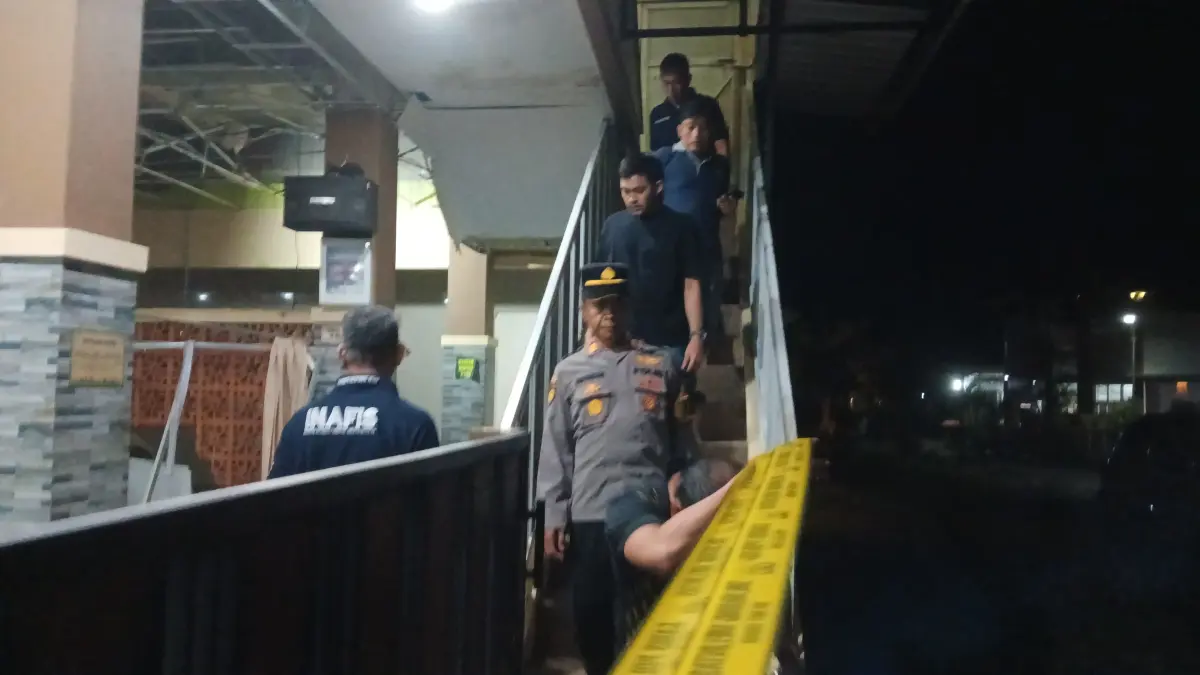Kasat Reskrim Polres Jember AKP Angga Riatma beserta jajaran Polsek Patrang dan Tim Inafis cek TKP