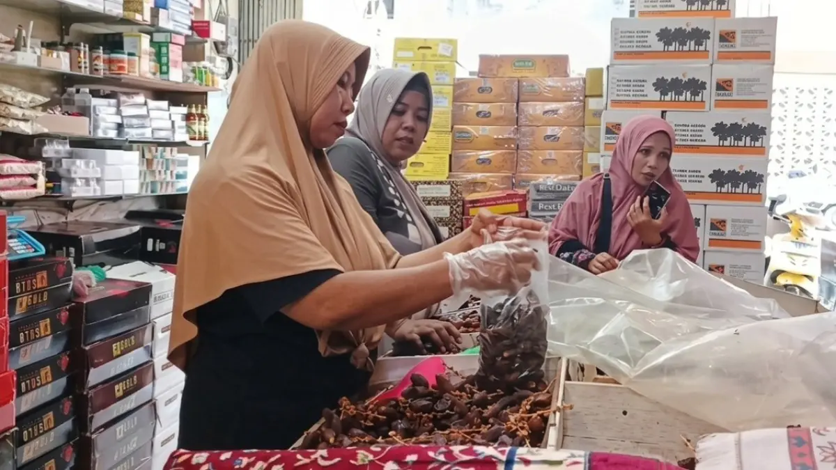 KEBANJIRAN ORDERAN: Sejumlah toko kurma di Pasar Tanjung yang belakangan terus diserbu pengunjung mulai awal Ramadhan, hingga menjelang Hari Raya Idul Fitri 2026 ini. (MAULANA/RADAR JEMBER)