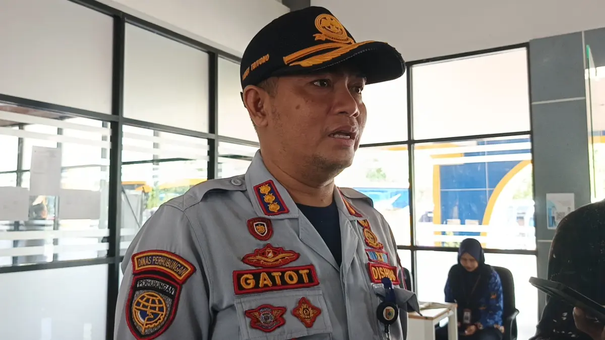 "Kendaraan sumbu tiga atau lebih, gandengan, dan tempelan dilarang melintas, kecuali kendaraan pengangkut bahan pokok, BBM, dan BBG." GATOT TRIYONO, Kepala Dishub Jember. (MAULANA/RADAR JEMBER)
