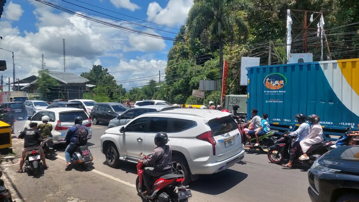 MACET: Kondisi pertigaan Kaliputih yang terpantau terjadi kepadatan kendaraan, kemarin (16/3). (JUMAI/RADAR JEMBER)