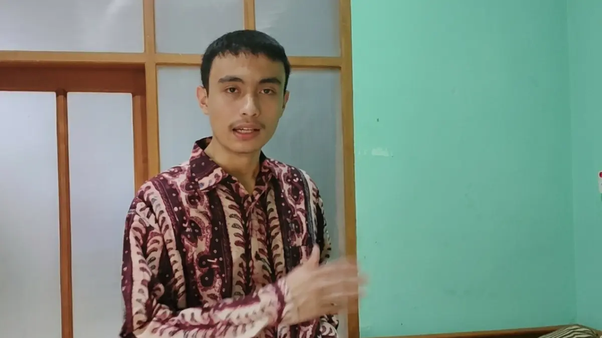Muhammad Bagir saat ditemui di rumahnya, di Kelurahan Mangli, Kecamatan Kaliwates, Jember, Senin (16/3/2026). Ia berhasil dievakuasi di tengah pusaran konflik bersenjata yang kini sedang berlangsung antara Iran dengan Israel - Amerika Serikat.