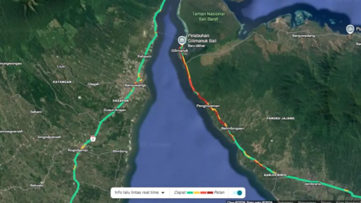 Pantauan real-time Google Maps, Senin malam (16/03/2026) pukul 18.58 WITA, garis merah pekat membentang sepanjang 18 kilometer dari wilayah Kabupaten Jembrana menuju pintu masuk Pelabuhan Gilimanuk. (Google)