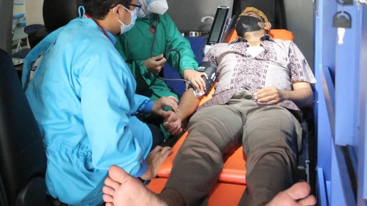 Pelayanan tenaga kesehatan RS Bina Sehat Jember di dalam ambulans. (RSBS)