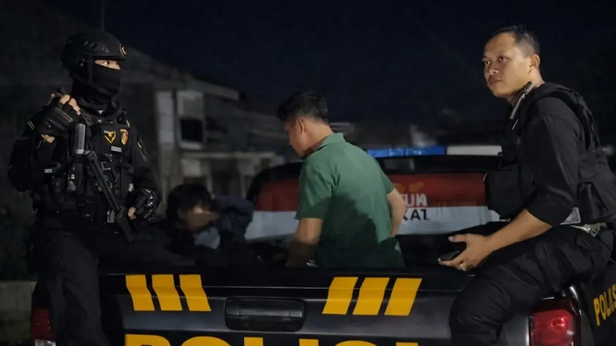 PENERTIBAN: Tangkapan layar sebuah video penggerebekan Tim Sat Samapta Polres Jember terhadap sejumlah pria yang diduga pesta gay. (POLRES JEMBER)