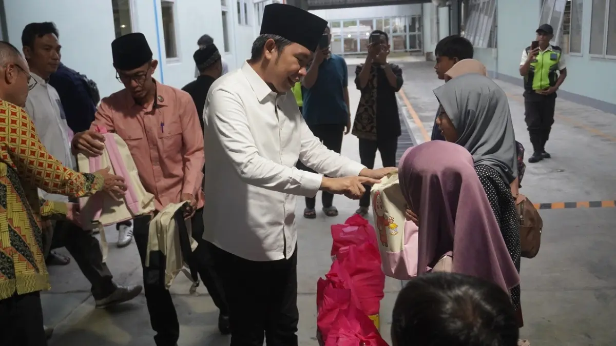 SENTUHAN HANGAT: Gus Fawait menyantuni anak-anak, saat kunjungannya ke PT. Nankai, perusahaan pengelola kayu asal Jepang, di Kecamatan Silo, Jember, Sabtu (14/3) petang. (MAULANA/RADAR JEMBER)