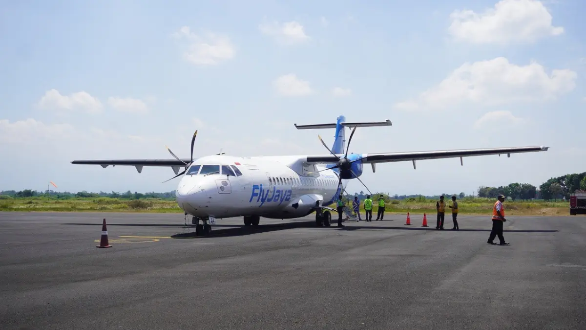 LAYANI PEMUDIK PERDANA: Bandara Notohadinegoro Jember kini tidak hanya menjadi primadona, namun juga sekaligus tahun pertama melayani pemudik dan perantau yang ingin memangkas waktu perjalanan melalui dua rute penting yang dilayaninya yakni Jakarta dan Bali. (MAULANA/RADAR JEMBER)