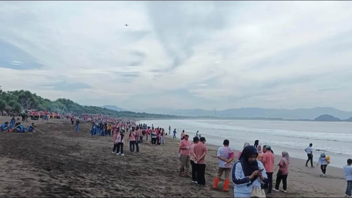 IKONIK: Pantai Watu Ulo yang menyuguhkan keindahan panorama pantai selatan yang khas dengan pasir hitamnya. Sejak pintu masuknya dijadikan satu dengan Papuma, kunjungan wisatawan ke lokasi ini disebut-sebut terus menujukan tren positif. (MAULANA/RADAR JEMBER)