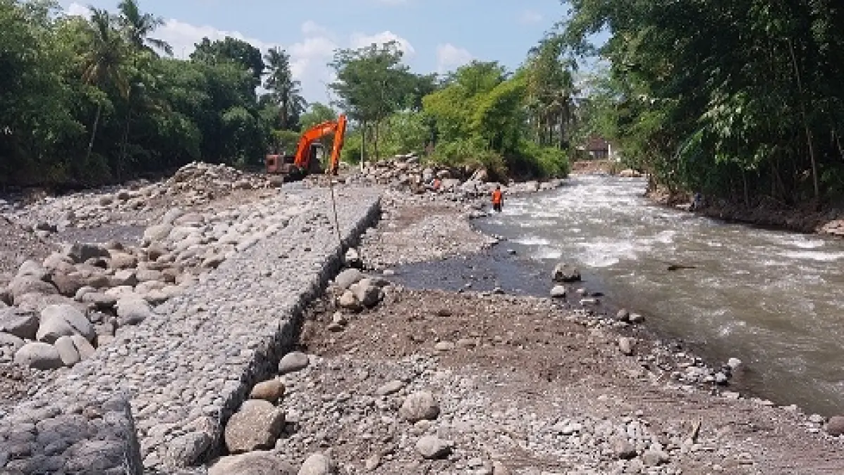 AKHIRNYA DITUTUP: Aliran Sungai Petung di Dusun Pertelon, Desa Pakis, Kecamatan Panti, yang sempat membentuk aliran baru di sisi timur akhirnya ditutup di bagian hulunya menggunakan bronjong. (JUMAI/RADAR JEMBER)