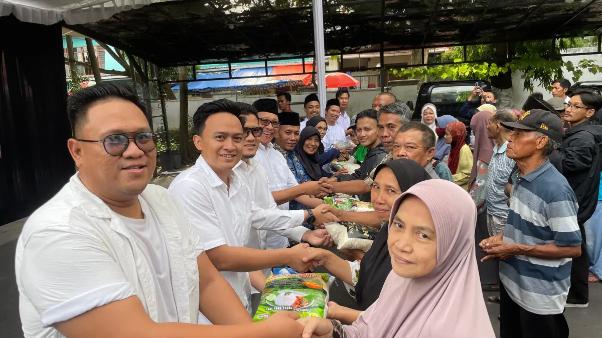 BAGIKAN: Pengurus dan anggota DPD REI Jatim Komisarian Lumajang saat melakukan pembagian paket sembako, kemarin. ADE APRYANIS/RAME