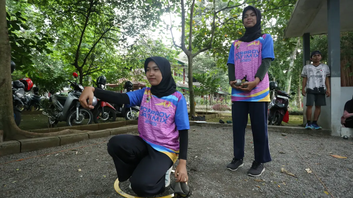 BIDIK SASARAN: Atlet petanque Jember saat menjalani latihan. Pada gelaran Porprov Jatim 2027 mendatang FOPI Jember menyiapkan 12 atlet. (YULIO FA/RADAR JEMBER)