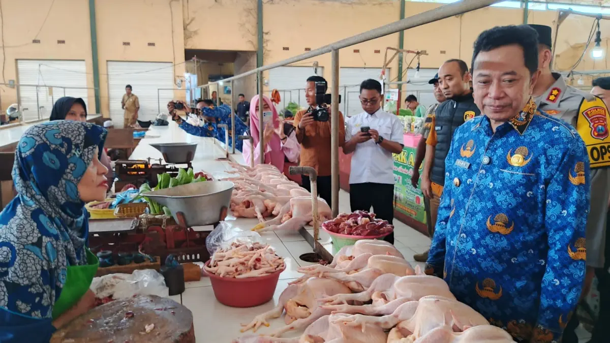 DIANTISIPASI: Bupati Bondowoso, Abdul Hamid Wahid memantau sejumlah tempat memastikan LPG hingga bahan pokok aman jelang lebaran. (ILHAM)
