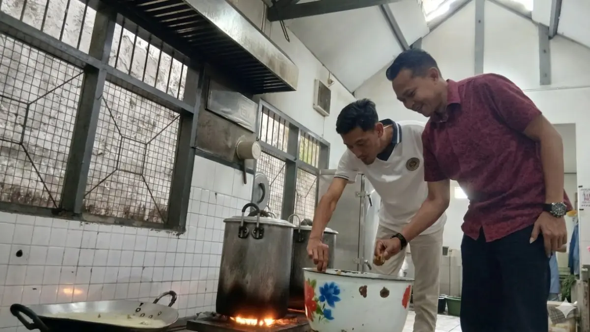 DIPASTIKAN AMAN: Slamet Yulianto, Kasubsi Perawatan Lapas Bondowoso, bersama Teguh Dadang Triogo, pengolah bahan makanan Lapas Bondowoso, mengecek makanan yang akan diberikan pada warga binaan. (ILHAM WAHYUDI/RADAR IJEN)