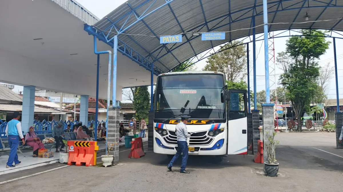 DIPERKETAT: Petugas Terminal di Bondowoso melakukan pemeriksaan menyeluruh terhadap armada yang masih beroperasi.