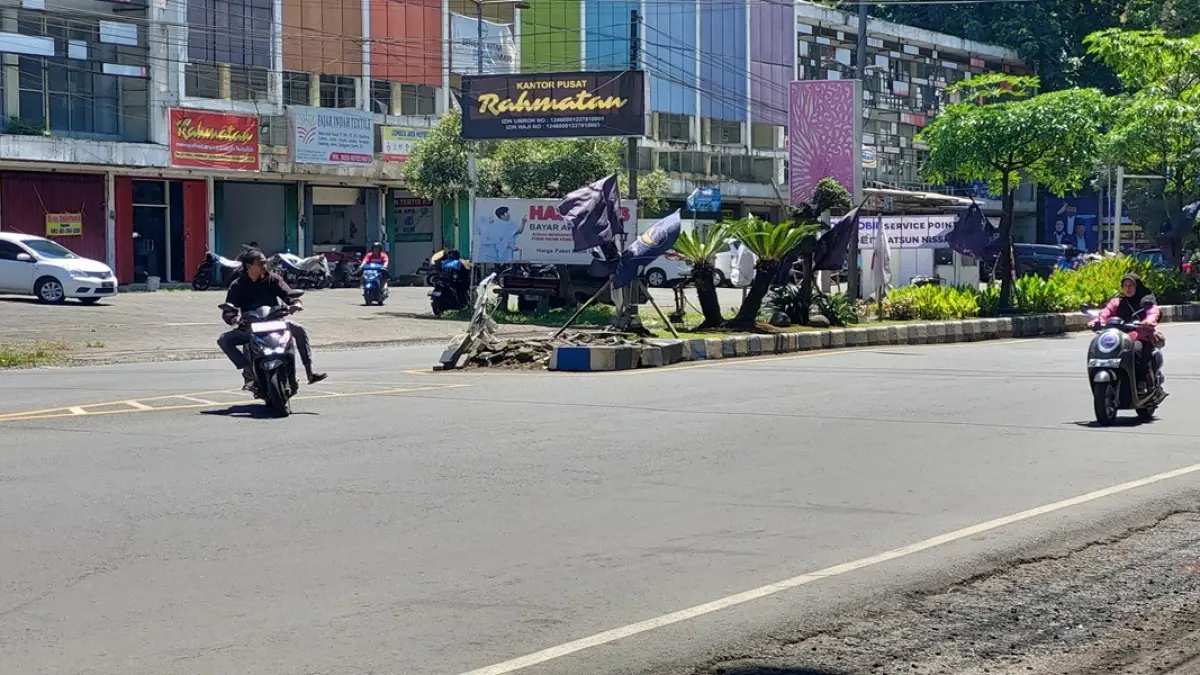 HATI-HATI: Pengguna jalan yang melintas di Jalan Brawijaya, rest area Jubung, Desa Jubung, Kecamatan Sukorambi diminta waspada karena lokasi tersebut rawan kecelakaan. (JUMAI)