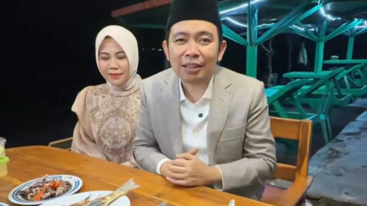 JAMIN RAMAH KANTONG: Bupati Gus Fawait saat meninjau pusat kuliner seafood di sepanjang kawasan wisata terintegrasi Watu Ulo dan Papuma, Minggu (15/03). (GUS FAWAIT)