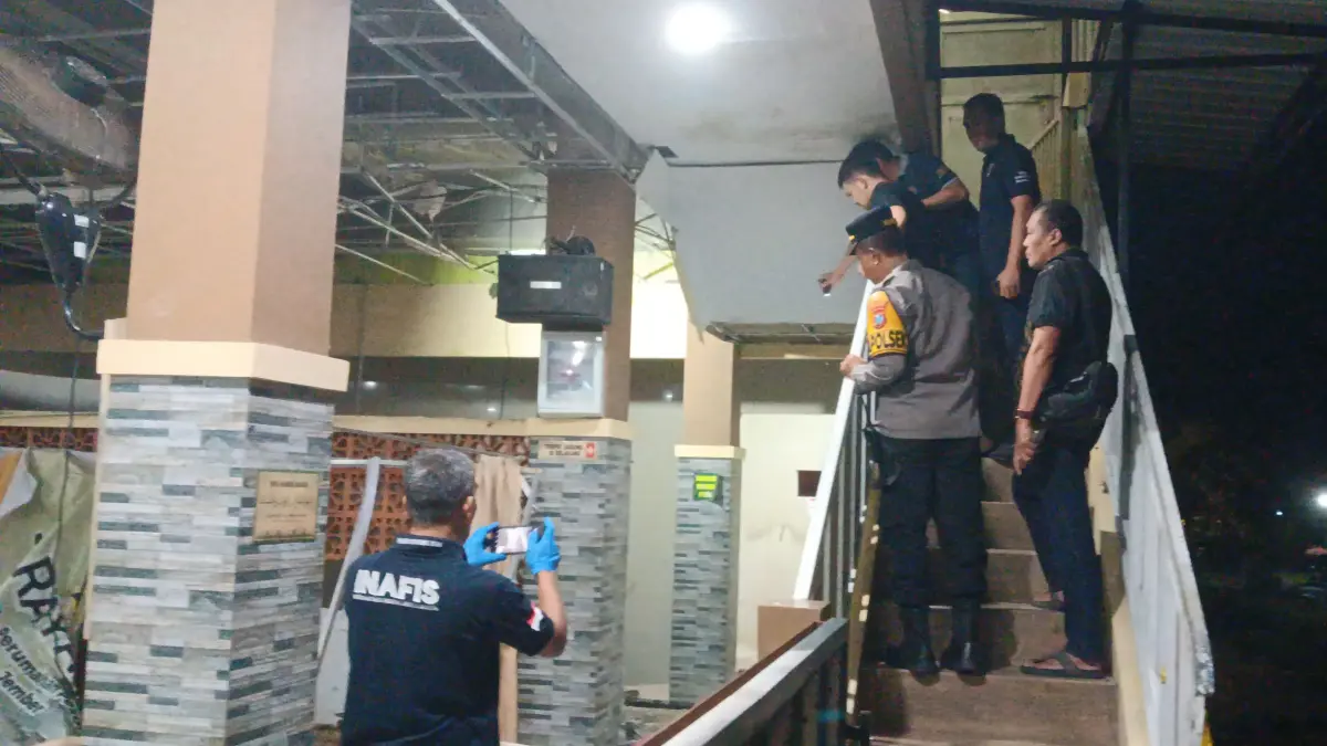Kasat Reskrim Polres Jember AKP Angga Riatma beserta jajaran Polsek Patrang dan Tim Inafis penyelidikan awal