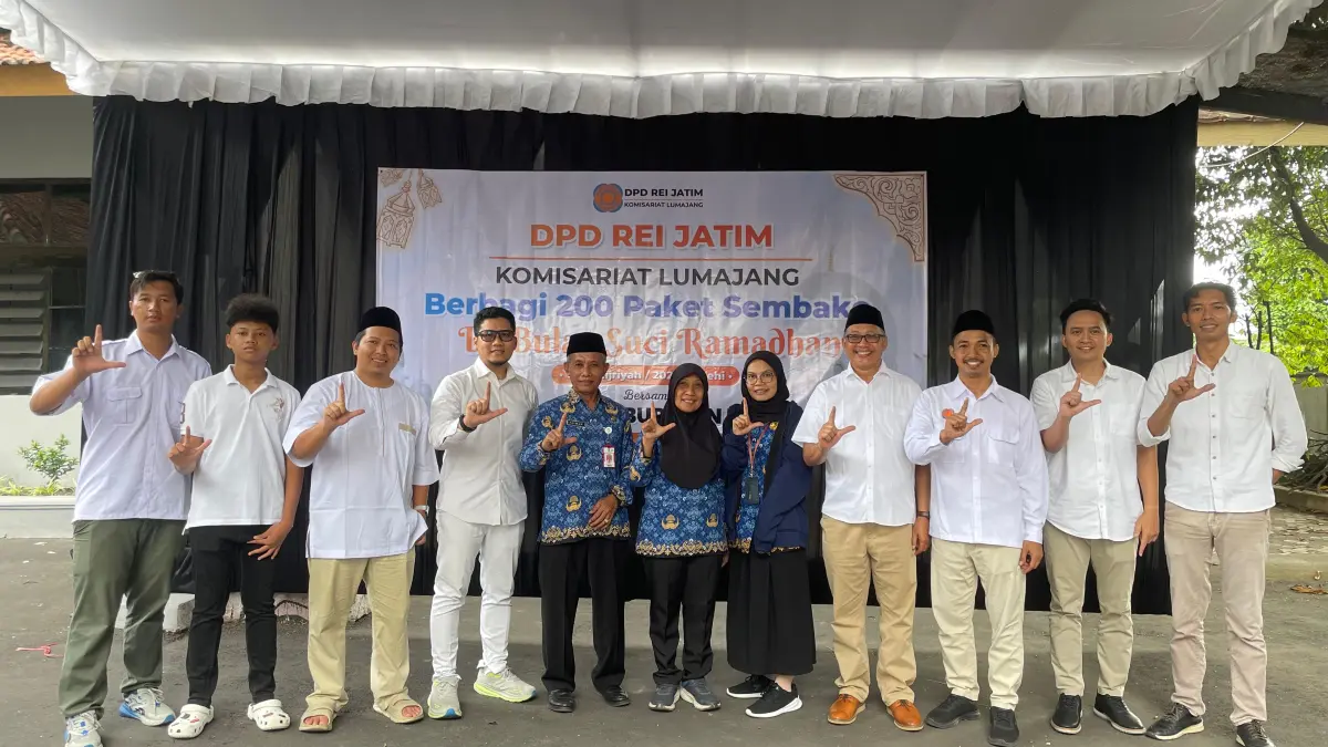 KOMPAK: Foto bersama pengurus dan anggota DPD REI Jatim Komisariat Lumajang, pada Selasa (17/3). ADE APRYANIS/RAME