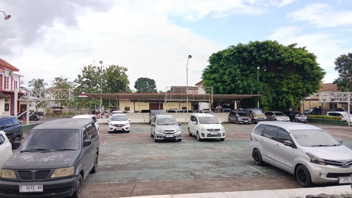 LEBIH AMAN: Parkiran di Polres Bondowoso disiapkan bagi warga yang ingin menitipkan kendaraan-nya. (ILHAM/RJ)