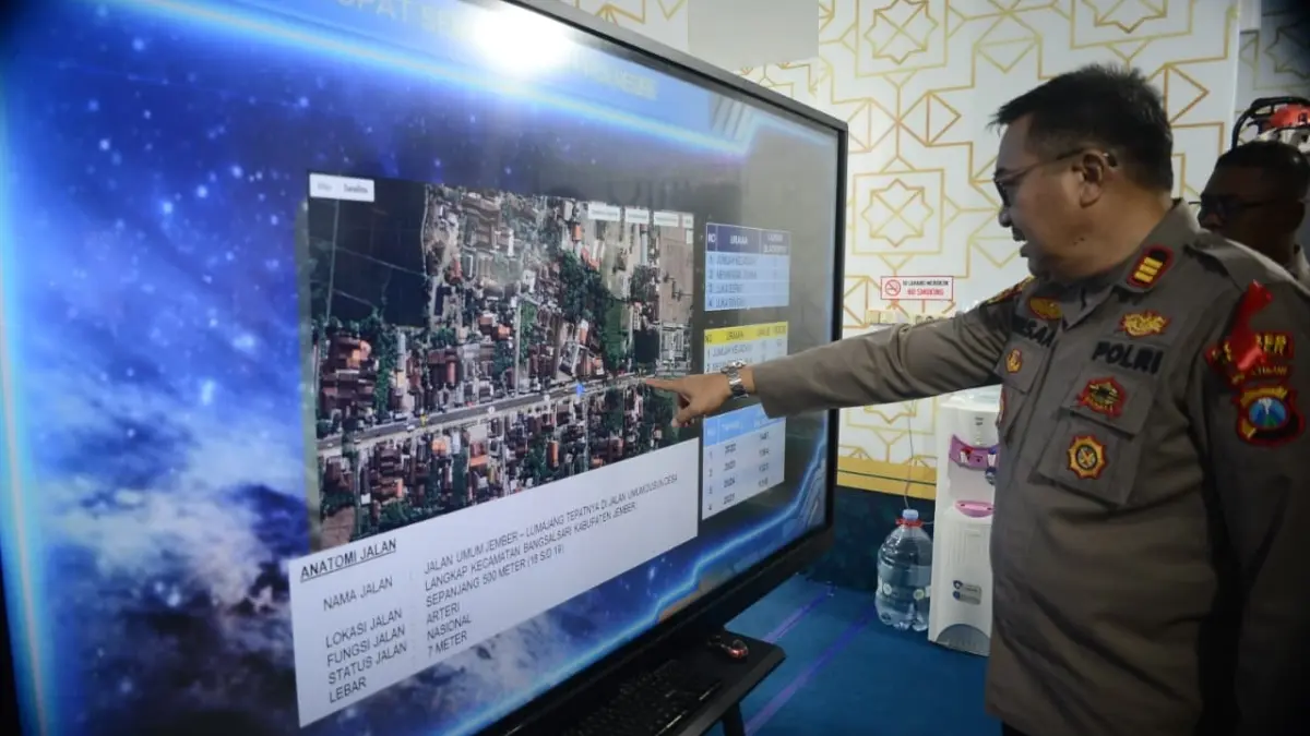 MEMANTAU: Anggota Polres Jember memantau CCTV yang berada di Pos Pengamanan Mudik Lebaran di Alun-Alun. Pada moment mudik ini terdapat enam pos pengamanan yang didirikan di Jember. (M. ADHI SURYA/RADAR JEMBER)