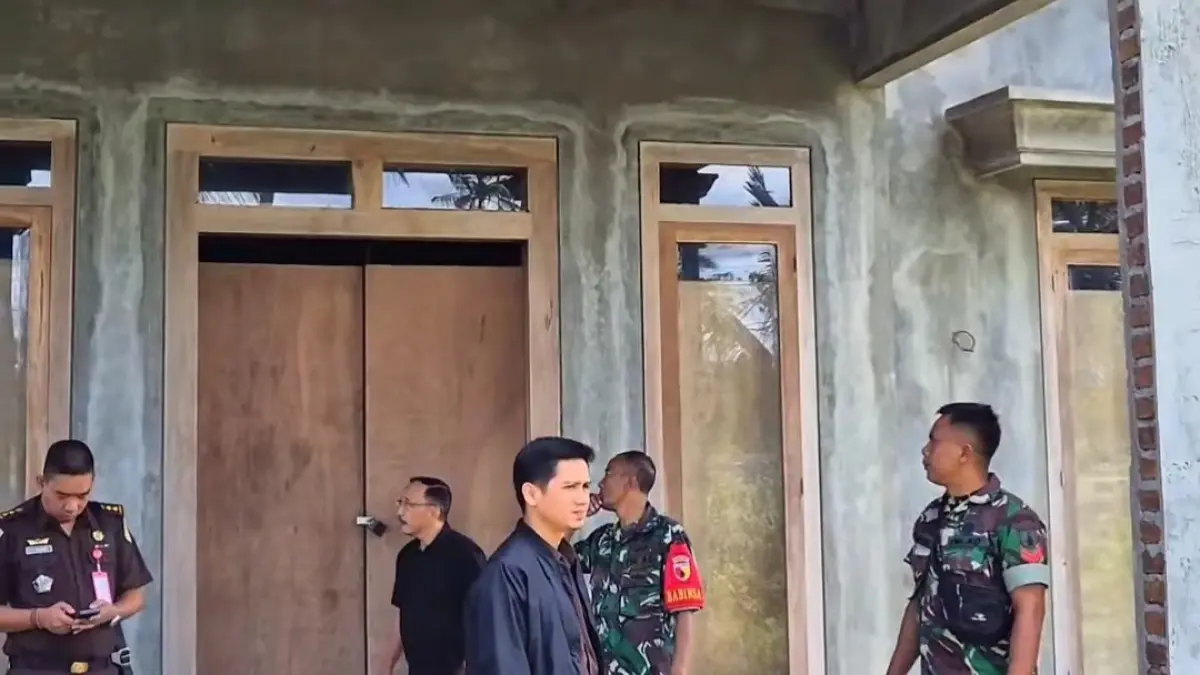 MENDATANGI: pihak kejaksaan bersama TNI saat melakukan penyitaan aset kasus korupsi desa Padasan (FAQIH/RJ)