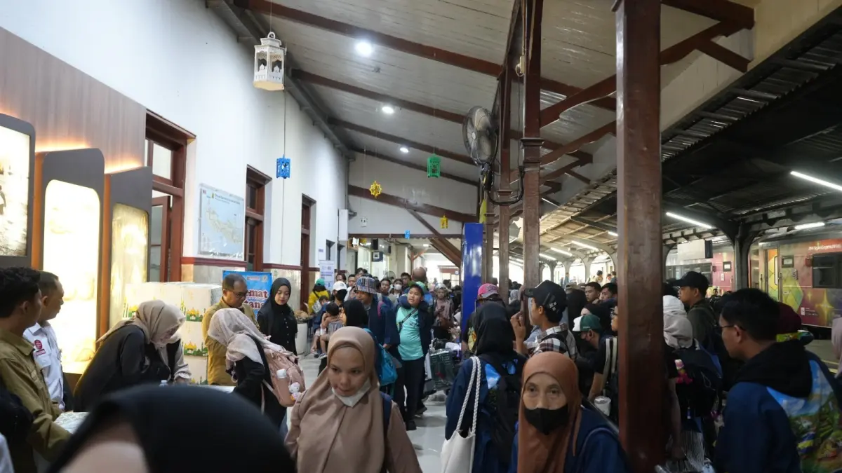 NAIK: Suasana penumpang di Stasiun Jember. (DOKUMENTASI HUMAS DAOP 9 JEMBER)