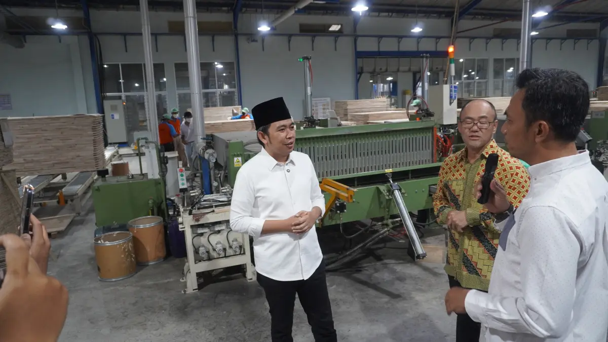 PERKUAT KOLABORASI: Gus Fawait saat kunjungan ke PT. Nankai, perusahaan pengelola kayu asal Jepang, di Kecamatan Silo, Jember, Sabtu (14/3). (MAULANA/RADAR JEMBER)