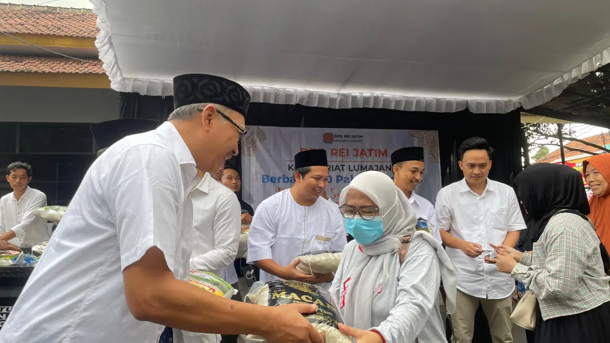 RUTIN: DPD REI Jatim Komisariat Lumajang, rutin bagikan paket sembako tiap ramadan. ADE APRYANIS/RAME