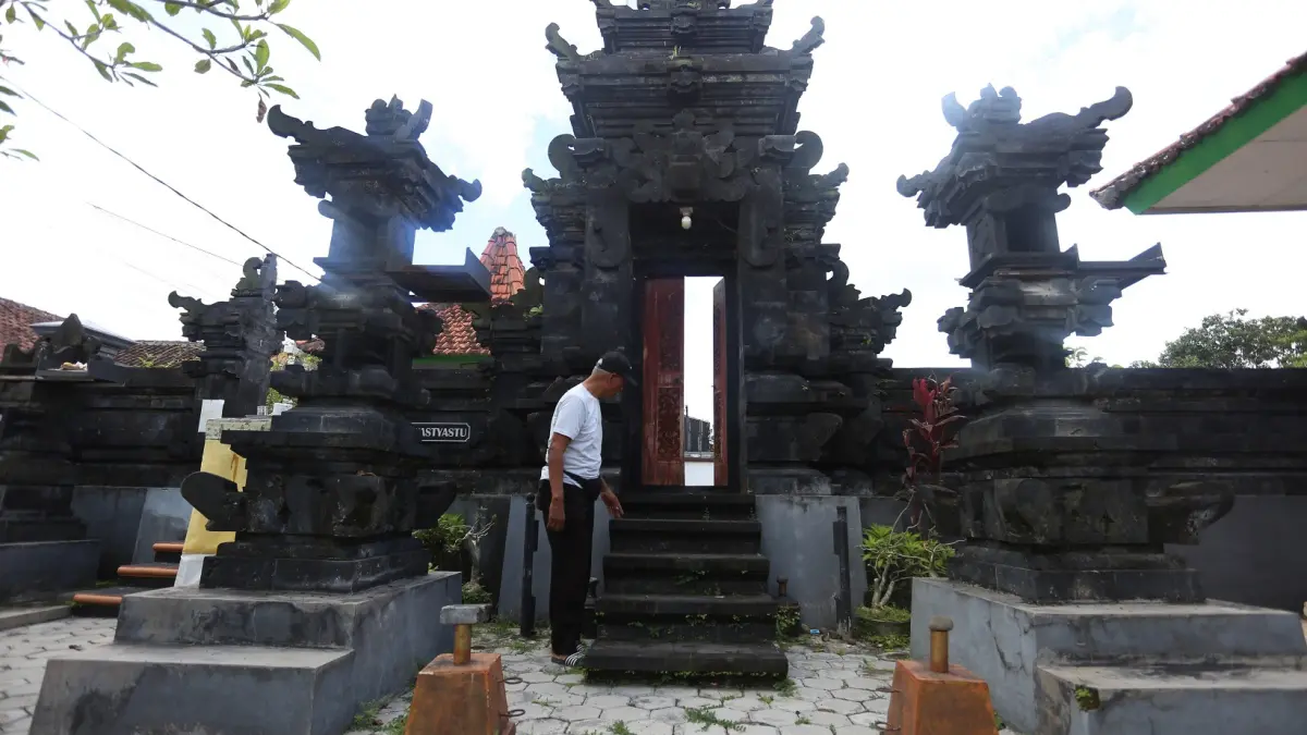 SAMBUT NYEPI: Penjaga Pura Agung Amertha Asri di Kecamatan Patrang, Nyoman Sukadana. (YULIO FA/RADAR JEMBER)