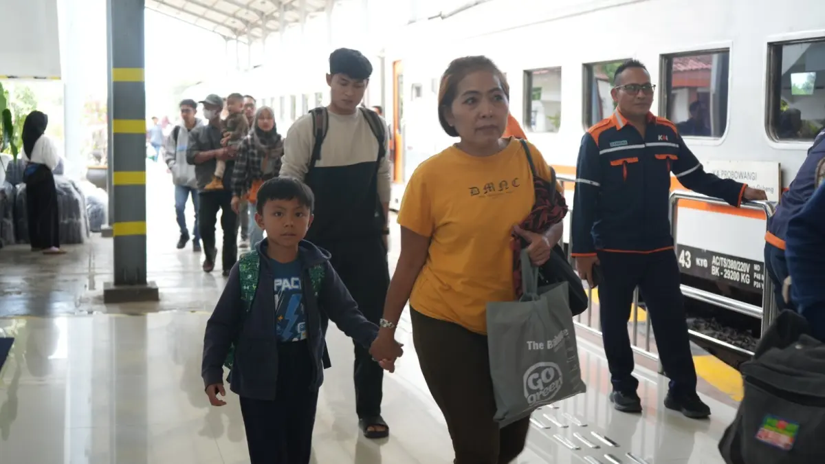 Suasana Penumpang Stasiun Ketapang KA Probowangi (DAOP 9)