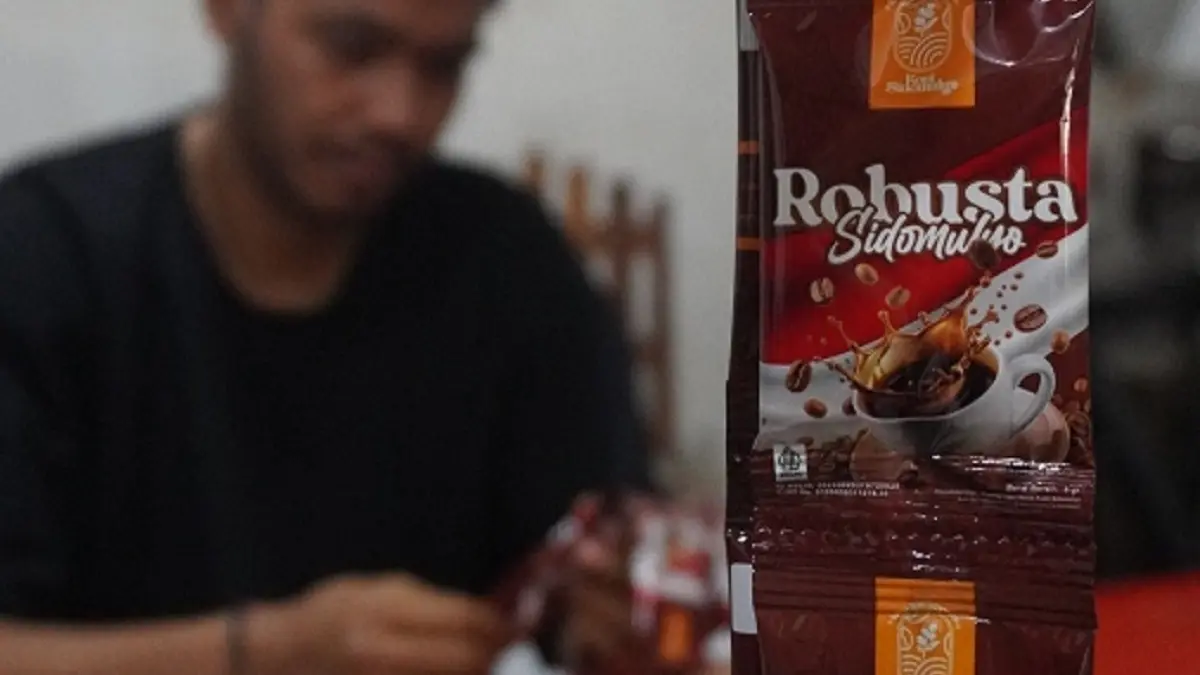 TERUS PRODUKSI: Aktivitas produksi kopi robusta dan liberika khas Koperasi Desa Merah Putih (KDMP) Sidomulyo, Kecamatan Silo. (SIDKIN ALI/RADAR JEMBER)