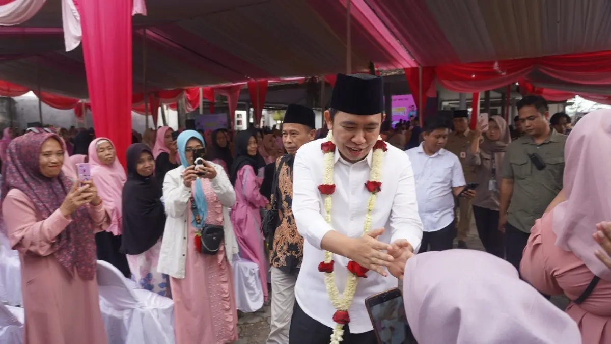 TERUS SOSIALISASI PROGRAM: Bupati Gus Fawait saat turun menyapa masyarakat dalam agenda bertajuk Safari Ramadhan, di Balai Desa Klompangan, Ajung, (10/03). (MAULANA/RADAR JEMBER)
