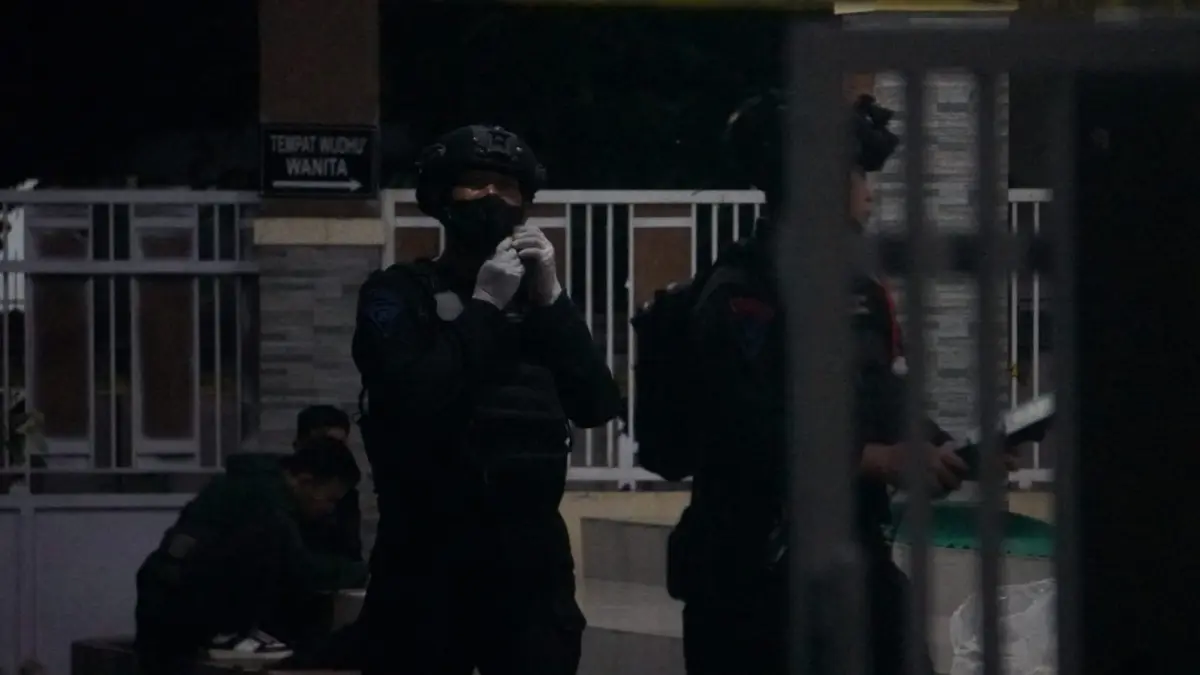Tim Gegana Polda Jatim olah TKP ledakan di Masjid Raya Pesona, Perumahan Pesona Raya Regency, Kelurahan Patrang, Kecamatan Patrang, Senin (16/3) malam.