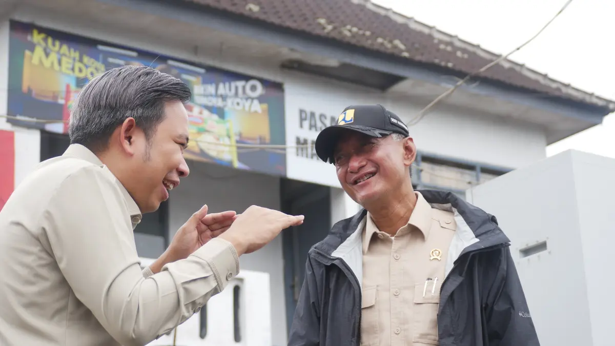 TINJAU LANGSUNG: Menteri Pekerjaan Umum Dody Hanggodo didampingi Bupati Jember Muhammad Fawait meninjau Simpang Empat Mangli, pada Februari lalu. (SIDKIN ALI/RADAR JEMBER)