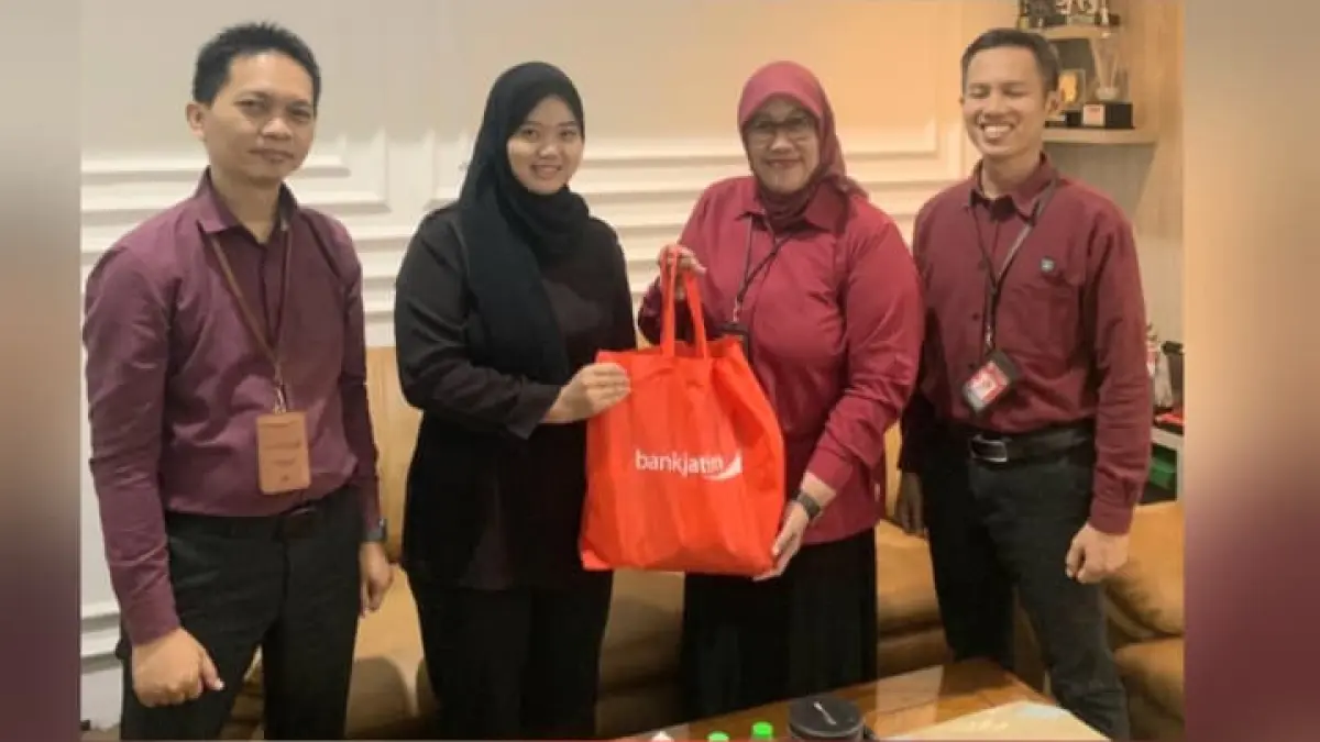 APRESIASI: Pimpinan Bank Jatim Lumajang memberikan bingkisan kepasa nasabah.